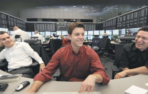 유럽증시 모처럼 활짝13일 독일 프랑크푸르트의 주식시장에서 트레이더들이 주가 상승에 고무된 듯 환한 표정을 짓고 있다. 미국과 유럽 정부가 은행에 달러를 무제한 공급한다는 소식에 주요국 주식시장은 지난주의 악몽을 떨쳐내고 오랜만에 크게 상승했다. 프랑크푸르트=로이터 연합뉴스