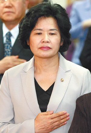 쌀 직불금 신청으로 사퇴 압력을 받고 있는 이봉화 보건복지가족부 차관이 14일 서울 대한적십자에서 열린 유종하 신임 총재 취임식에서 국기에 대한 경례를 하고 있다. 연합뉴스