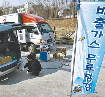 내년부터 일반자동차의 배출가스 허용 기준이 강화됨에 따라 저공해 자동차도 이에 맞춰 허용 기준이 강화된다. 동아일보 자료 사진