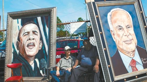 13일 미국 노스캐롤라이나 주 윌밍턴에 있는 케이프피어 커뮤니티칼리지 외곽에서 버락 오바마 민주당 대선후보(왼쪽 그림)와 존 매케인 공화당 후보의 초상화를 그린 화가들이 구매자를 기다리고 있다. 윌밍턴=로이터 연합뉴스