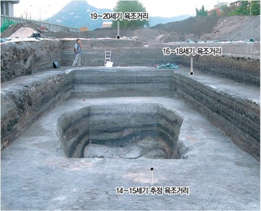 서울 종로구 세종로 이순신장군 동산 뒤편에 모습을 드러낸 육조거리. 윤완준 기자