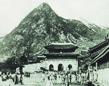1890년 무렵 경복궁의 남쪽 정문인 광화문과 육조거리. 동아일보 자료 사진