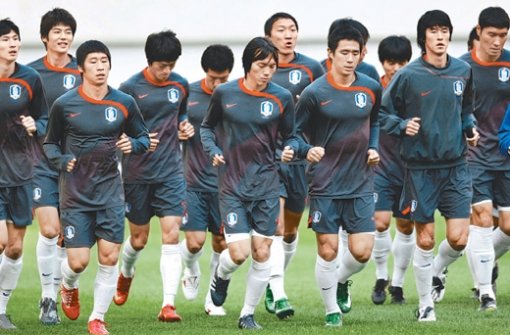 오늘밤 대한민국이 웃는다 축구대표팀 선수들이 14일 서울월드컵경기장을 달리며 몸을 풀고 있다. 한국은 15일 아랍에미리트와 2010년 남아프리카공화국 월드컵 아시아 최종 예선전을 갖는다. 연합뉴스