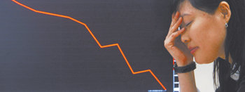 최근 주가가 폭락하면서 손실을 본 투자자들의 항의가 이어져 증권사 영업사원들은 괴로운 나날을 보내고 있다. 10일 서울 영등포구 여의도동 증권선물거래소에서 거래소 직원이 폭락하는 증시 그래프 앞에서 근심에 젖어 있다. 홍진환  기자