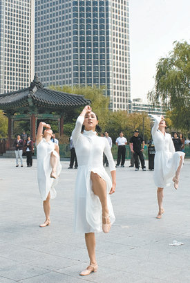 14일 서울 여의도공원에서 열린 ‘춤추는 도시’ 프로젝트. 사진 제공 서울세계무용축제 조직위원회
