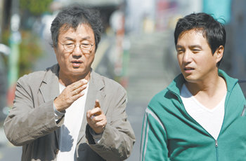 연극 ‘고곤의 선물’에 출연하는 정동환 씨(왼쪽)가 연기 인생을 말하고 있다. 정 씨는 “진지한 사회적 메시지를 담는 게 내가 연극을 하는 이유”라고 말했다. 김경제 기자