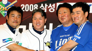 프로야구 플레이오프 1차전을 하루 앞두고 열린 미디어데이에서 두산과 삼성의 감독과 주장이 손을 맞잡고 선전을 다짐하고 있다. 왼쪽부터 두산 김동주, 김경문 감독, 삼성 선동렬 감독, 진갑용. 김종원 스포츠동아 기자