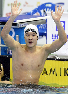마린보이의 환호‘마린 보이’ 박태환이 15일 전국체육대회 수영 남자 일반부 자유형 100m에서 48초94로 한국 신기록을 세운 뒤 두 손을 들어 관중의 환호에 답례하고 있다. 목포=연합뉴스