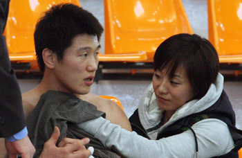 “자기야 수고했어”미국여자프로골프(LPGA)투어에서 활약하고 있는 김미현(오른쪽)이 15일 전국체육대회 유도 남자 일반부 73kg급 1라운드에서 한판승을 거둔 예비 신랑 이원희의 땀을 닦아 주고 있다. 순천=연합뉴스