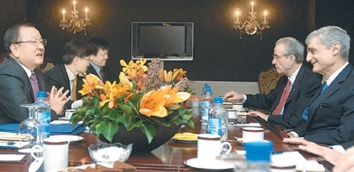 姜재정-루빈 고문 회동강만수 기획재정부 장관(왼쪽)은 14일(현지 시간) 미국 뉴욕에서 미 재무장관(오른쪽)을 지낸 로버트 루빈 씨티그룹 고문을 만나 최근의 국제금융 상황과 대응 방안에 대해 의견을 나눴다. 사진 제공 기획재정부