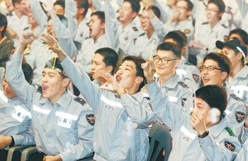 제63주년 경찰의 날인 21일을 앞두고 15일 서울 장충체육관에서는 ‘전·의경 한마음 페스티벌’이 열렸다. 행사에 참석한 전·의경들이 인기가수의 공연을 보며 즐거운 시간을 보내고 있다. 박영대 기자