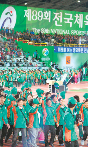 전남 전국체전 폐막… “내년 대전에서 만나요”16일 전남 여수 진남종합운동장에서 열린 제89회 전국체육대회 폐회식 행사에서 자원봉사자들이 손을 흔들며 입장하고 있다. 한국신기록 42개가 쏟아진 가운데 경기도가 7년 연속 종합 1위를 했다. ‘마린 보이’ 박태환은 3년 연속 수영 5관왕에 오르며 통산 세 번째이자 2년 연속 최우수선수에 선정됐다. 여수=연합뉴스