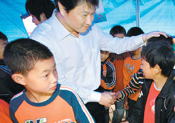 최태원 SK그룹 회장이 5월 30일 중국 쓰촨 성 대지진 피해 지역을 방문해 천막으로 지은 임시 학교에서 공부하고 있는 현지 학생들을 격려하고 있다. 사진 제공 SK그룹