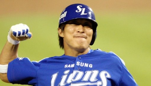 “내가 해냈어!” 삼성 신명철이 17일 두산과의 플레이오프 2차전에서 4-4로 맞선 연장 14회 2사 1, 2루 찬스에서 2타점 결승타를 친 뒤 환호하고 있다. 박화용 기자