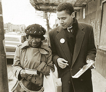 1992년 미국 시카고에서 당시 지역활동가로 일하던 31세의 버락 오바마 민주당 대선후보(오른쪽)가 한 주민과 얘기를 나누고 있다. 사진 출처 시카고매거진 웹사이트