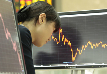 우울한 증시 미국 뉴욕 증시가 16일(현지 시간) 반등한 호재가 있었지만 17일 한국 증시는 국내 금융시장 불안 요인이 부각되면서 1,200 선이 무너졌다. 서울 영등포구 여의도동 한국증권선물거래소에서 모니터를 보고 있는 직원의 표정이 어둡다. 박영대 기자