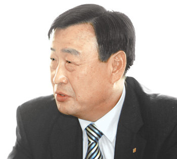 이희범 한국무역협회장은 동아일보와의 인터뷰에서 “경기침체 속에서도 새로운 시장이 생겨나는 만큼 틈새시장을 적극 공략하면 위기를 기회로 바꿀 수 있다”고 말했다. 원대연 기자