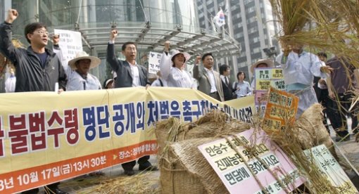 성난 농민들 “명단 공개하라” ‘쌀 직불금’ 불법 수령에 대한 농민들의 분노가 높아지고 있다. 전국농민회총연맹과 전국여성농민회총연합 회원들은 17일 서울 청계광장에서 기자회견을 열고 쌀 직불금을 불법으로 수령한 고위 공직자의 명단을 공개할 것을 촉구했다. 이훈구  기자