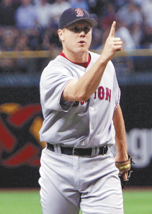 19일 열린 미국프로야구 아메리칸리그 챔피언십시리즈 6차전서 보스턴 마무리 투수 조너선 파펠본이 무안타 무실점으로 경기를 끝낸 뒤 손가락을 치켜들고 있다. 세인트피터즈버그=EPA 연합뉴스