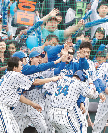 “MVP 최형우 살려”삼성 최형우(34번)가 플레이오프 3차전 2-1로 앞선 6회 1사 2, 3루에서 두산 투수 김상현을 상대로 오른쪽 담장을 넘기는 3점 홈런을 친 뒤 동료들로부터 축하를 받고 있다. 대구=연합뉴스