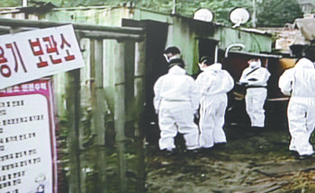 18일 오전 불이 나 4명이 질식사한 서울 도봉구 창동의 주거용 컨테이너 화재 현장에서 출동한 소방관들이 화재를 진압한 뒤 잔해를 살펴보고 있다. 불이 난 컨테이너는 창동 중랑천과 1호선 지하철 철길 사이 공터에 설치돼 있었다. SBS TV 화면 촬영 연합뉴스