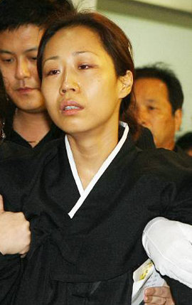 남편인 안재환의 사망에 망연자실한 정선희. 동아일보 자료사진