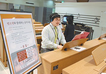 서울 용산구 한강로3가 아이파크백화점은 악기 매장을 방문하는 고객을 대상으로 피아노와 트렘펫 등의 무료 레슨을 진행하고 있다. 최근 유통업계에서는 제품이나 서비스를 무료로 제공해 소비자의 눈길을 끄는 ‘공짜 경제’가 열풍이다. 사진 제공 아이파크백화점