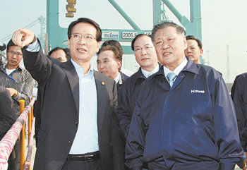 20일 충남 당진군 현대제철 일관제철소 건설현장을 찾은 김형오 국회의장(왼쪽)이 정몽구 현대·기아자동차그룹 회장과 함께 공사 현장을 살펴보고 있다. 사진 제공 현대제철