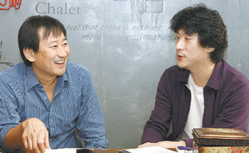 “사랑에 가슴 앓는 이에게 ‘잊으라’는 조언만큼 쓸모없는 게 있을까요?” 영화 ‘아내가 결혼했다’의 정윤수 감독(왼쪽)과 원작자 박현욱 씨는 “가슴앓이도 사랑에 빠진 사람의 특권”이라고 말했다. 김재명 기자