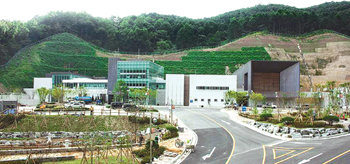 화장장 건립의 성공 모델로 평가받아 전국 지자체들의 방문이 이어지고 있는 청주 목련원. 청주 ‘아름다운 건축물’에 선정되기도 했다. 청주=장기우  기자