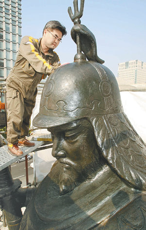 때 빼고 광 내고 막바지 보존처리 및 수복 작업이 한창인 20일 서울 종로구 세종로의 이순신 장군 동상. 국립현대미술관의 김겸 작품보존과학팀장이 코팅과 광내기 작업을 하고 있다. 1일 시작된 이 작업은 22일 마무리된다. 전영한 기자