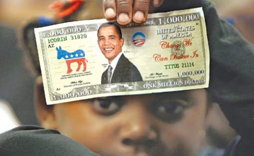 “오바마는 100만 달러짜리” 19일 미국 노스캐롤라이나 주 파예트빌에서 열린 민주당 대선 유세 현장에서 버락 오바마 후보를 지지하는 한 소년이 오바마 후보의 사진이 담긴 100만 달러짜리 가짜 지폐를 들어 보이고 있다. 파예트빌=로이터 연합뉴스