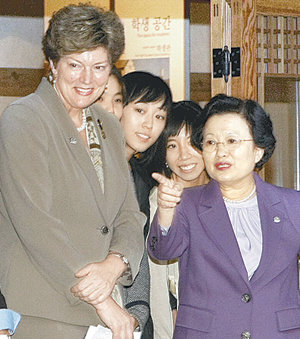 20일 서울 이화여대를 방문한 캐슬린 스티븐스 주한 미국 대사(왼쪽)가 이배용 총장(오른쪽), 재학생들과 함께 이화학당을 복원한 이화역사관을 둘러보고 있다. 김재명  기자