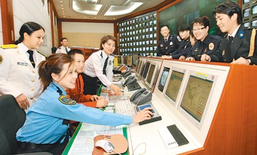 ‘경찰의 날’을 하루 앞둔 20일 미국 캐나다 러시아 아르헨티나 등에서 활동 중인 한인 출신 경찰관 15명이 서울 종로구 서울경찰청 112종합정보교통센터를 방문했다. 홍진환  기자