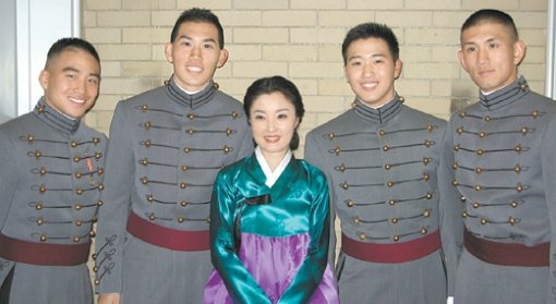 국악인 오정해 씨(가운데)가 19일 미국 육군사관학교에 초청돼 국악 공연을 한 뒤 한국계 생도들과 함께 기념사진을 찍고 있다. 웨스트포인트(뉴욕 주)=신치영  특파원