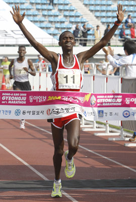 케냐의 실베스터 테이멧이 2시간9분53초로 결승선을 통과하고 있다. 테이멧은 2003년 암스테르담 마라톤에서 세운 자신의 최고기록(2시간10분26초)을 5년 만에 33초 앞당겼다. 동아일보 자료 사진