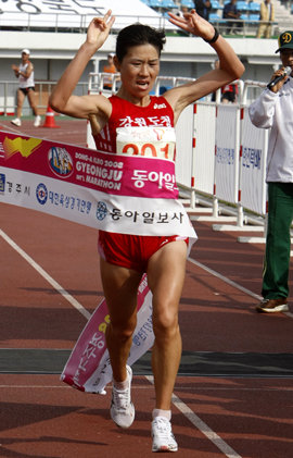 윤선숙(강원도청)이 2시간31분21초로 골인했다. 36세의 베테랑 윤선숙은 2001년 서울국제마라톤 겸 동아마라톤에서 찍은 2시간32분09초의 최고기록을 7년 만에 48초 단축했다. 동아일보 자료 사진