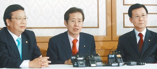 여야는 20일 국회 귀빈식당에서 원내대표 회담을 열고 쌀 소득보전 직불금 부당 신청 및 수령 사건에 대한 국정조사에 합의했다. 왼쪽부터 권선택 자유창조모임, 홍준표 한나라당, 원혜영 민주당 원내대표. 박경모 기자