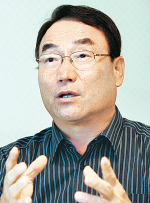 김인규 한국디지털미디어산업협회장은 21일 협회 창립식을 앞두고 “방송과 통신의 불신의 벽을 허물고 인터넷TV(IPTV)가 성공적으로 안착할 수 있도록 노력하겠다”고 소감을 밝혔다. 박영대 기자