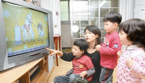 인터넷TV(IPTV)를 통한 주문형 비디오(VOD)에서는 어린이, 교육, 애니메이션 프로그램이 인기를 끌고 있다. 동아일보 자료 사진