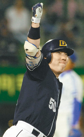 “수위타자답죠”두산 김현수가 3회초 2-2 동점의 균형을 깨는 솔로 홈런을 때린 뒤 오른 주먹을 불끈 쥔 채 베이스를 돌고 있다. 대구=박화용 스포츠동아 기자