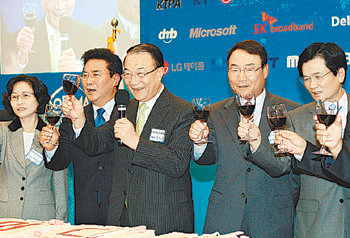 21일 열린 한국디지털미디어협회 창립기념식에서 참석자들이 건배를 하고 있다. 왼쪽부터 박명진 이윤성 최시중 김인규 이병순 씨. 전영한  기자
