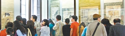 간송미술관의 ‘조선서화전’을 찾은 관람객이 신윤복의 미인도(왼쪽)를 보고 있다. 김미옥  기자