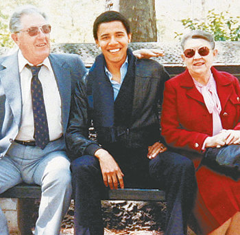 미국 민주당 대선후보인 버락 오바마 상원의원(가운데)이 컬럼비아대에 재학 중이던 1980년대 초반 외조부모 스탠리, 매들린 데넘 부부와 찍은 사진. 로이터 연합뉴스