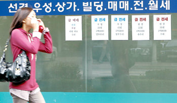 정부가 21일 수도권 주택투기지역과 투기과열지구를 해제하는 방안을 담은 부동산 대책을 발표했으나 서울 강남구 대치동 부동산중개업소들은 큰 반응을 보이지 않고 여느 날과 다름없이 한산한 모습이었다. 변영욱 기자