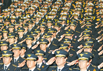 제63주년 경찰의 날 기념식이 21일 서울 세종문화회관에서 이명박 대통령과 어청수 경찰청장 등이 참석한 가운데 열렸다. 행사 시작에 앞서 경찰들이 국기에 대한 경례를 하고 있다. 이종승 기자