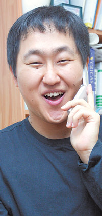 시각장애인으로는 처음으로 사법시험 2차에 합격한 최영 씨가 21일 환한 얼굴로 축하 전화를 받고 있다. 연합뉴스