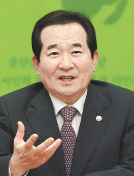 민주당 정세균 대표가 21일 국회에서 가진 동아일보와의 인터뷰에서 “금융위기 수습을 위해 정부에 협력하되 따질 것은 따지겠다”는 뜻을 밝히고 있다. 그는 “경제사정이 좋지 않고 정치권에 대한 국민의 신뢰가 부족하다”며 정치권이 개헌 문제에 앞장서는 것은 바람직하지 않다고 했다. 안철민 기자