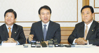 여야 ‘외화채무 국가보증’ 조속 처리 합의한나라당 임태희(가운데), 민주당 박병석(왼쪽), 선진과창조의모임 류근찬 정책위의장(오른쪽)은 21일 국회 귀빈식당에서 3당 정책위의장단 회담을 열고 정부가 국내 은행의 외화 차입에 대해 지급 보증하는 내용을 담은 ‘국내은행 외화표시 채무에 대한 국가보증 동의안’을 조속히 처리하자는 데 합의했다. 안철민 기자