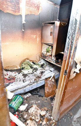 불타버린 ‘쪽방’경찰이 21일 서울 강남구 논현동 고시원 흉기난동 사건의 현장을 공개했다. 화재로 검게 그을린 고시원 3층 내부의 모습. 김미옥  기자